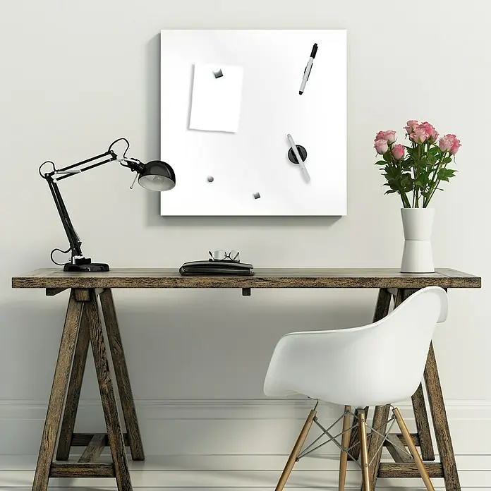 ProArt Memoboard - Weiß, 50 x 50 cm - Das Bild zeigt eine moderne Arbeitsumgebung mit einer magnetischen Whiteboard-Oberfläche, perfekt für Notizen und Ideen.