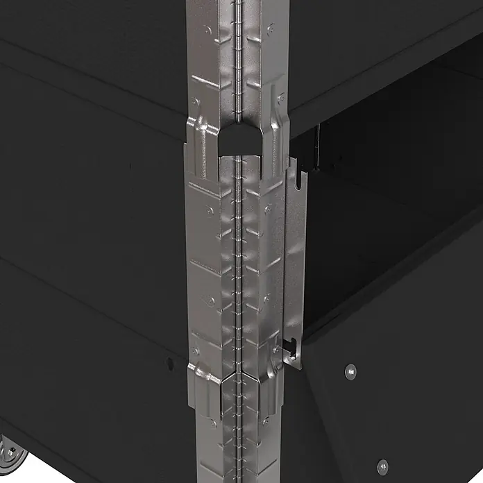 Upyard Kräuterkasten Advanced - 60 x 40 x 68 cm, Stahl, Schwarz - Silbernes Metallscharnier verbindet dunkle strukturierte Platten eines Produkts; ein Rad ist teilweise sichtbar.