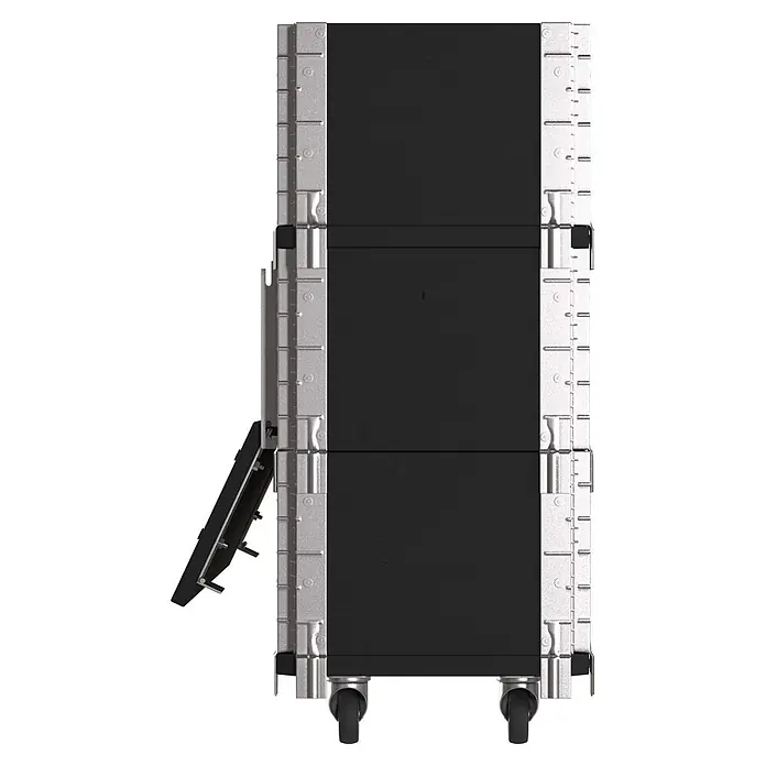 Upyard Kräuterkasten Advanced - 80 x 30 x 68 cm, Stahl, Schwarz - Hoher schwarzer Mehrfachkoffer mit silbernen Metallkanten und Rollen. Ein Segment ist teilweise geöffnet.