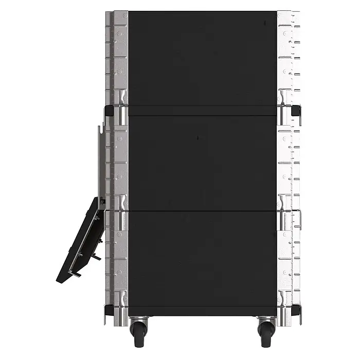 Upyard Kräuterkasten Advanced - 80 x 40 x 68 cm, Stahl, Schwarz - Schwarzer modularer Lagerkoffer mit silberner Metallbeschlägen und Rollen, eine Seitenwand offen gezeigt.