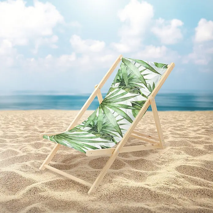 ECD Germany Strandstuhl Sonnenliege mit 3-Fach verstellbarer Rückenlehne Relaxliege bis 120kg - 1 Stk., Holz, Polyester, Klappbar, Grün, Weiß - Hölzerner Liegestuhl mit grünem Tropenblattmuster auf einem Sandstrand am Meer.