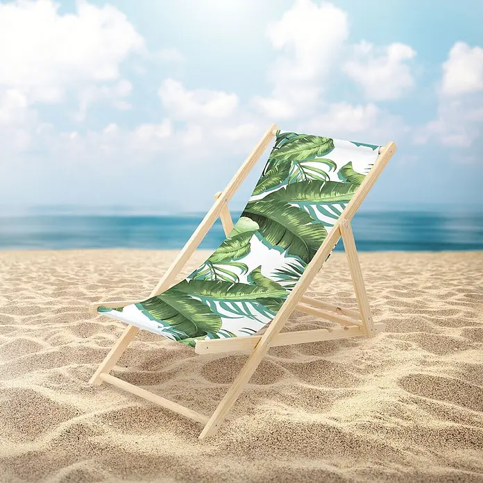 ECD Germany Strandstuhl 10er Set Sonnenliege mit 3-Fach verstellbarer Rückenlehne Relaxliege - 10 Stk., Holz, Polyester, Klappbar, Dunkelgrün, Weiß - Hölzerner Strandstuhl mit grünem tropischen Blättermuster, auf einem Sandstrand platziert.