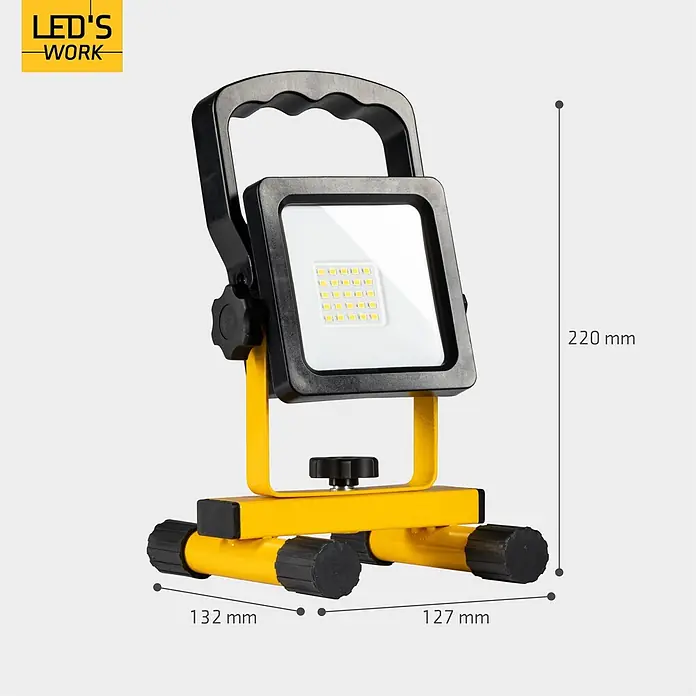 LED's work LED-Akkustrahler - 12 W, 1.200 lm, 6.500 K, 13,5 x 12,6 x 21,6 cm, IP54 - Gelbe und schwarze tragbare LED-Arbeitsleuchte mit Griff und Ständer. Maße: Höhe 220mm, Breite 132mm, Tiefe 127mm.