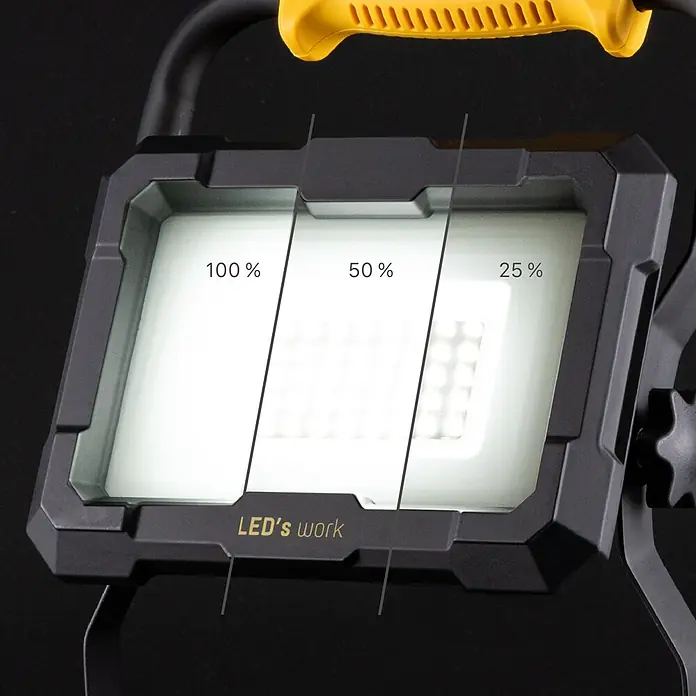 LED's work LED-Strahler für 18 V Akkus - 2.000 lm, 5.000 K, L x B x H: 214 x 220 x 309 mm, IP20 - Robuste schwarz-gelbe LED-Arbeitsleuchte, die 100%, 50% und 25% Helligkeitsstufen demonstriert.