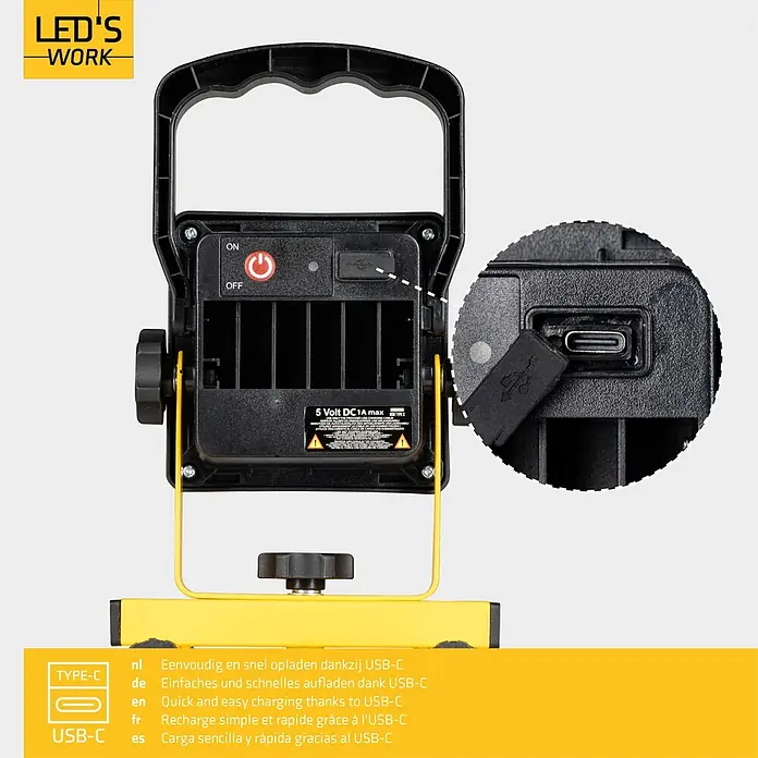 LED's work LED-Akkustrahler - 12 W, 1.200 lm, 6.500 K, 13,5 x 12,6 x 21,6 cm, IP54 - Schwarz-gelbe LED-Arbeitsleuchte mit Nahaufnahme des USB-C-Ladeanschlusses für schnelles Aufladen.