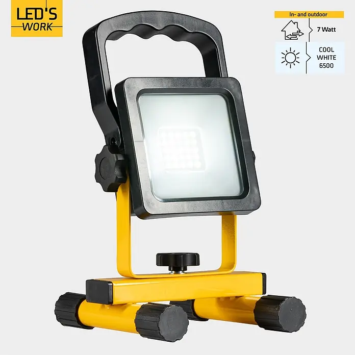 LED's work LED-Akkustrahler - 12 W, 1.200 lm, 6.500 K, 13,5 x 12,6 x 21,6 cm, IP54 - Gelb-schwarze LED-Arbeitsleuchte mit schwarzem Griff, hellem rechteckigem LED-Panel auf stabilem Ständer.