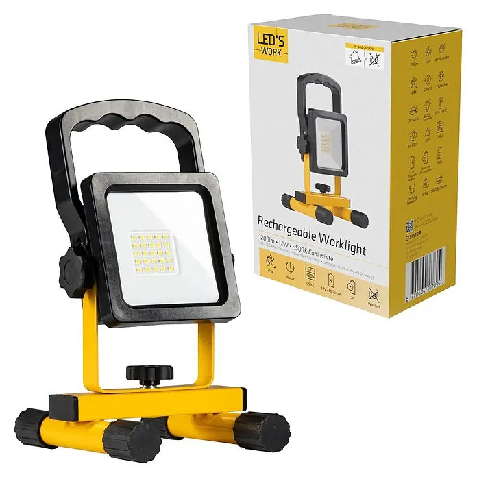 LED's work LED-Akkustrahler - 12 W, 1.200 lm, 6.500 K, 13,5 x 12,6 x 21,6 cm, IP54 - Eine gelb-schwarze, wiederaufladbare LED-Arbeitsleuchte mit Verpackung. Sie hat einen Tragegriff und verstellbaren Standfuß.