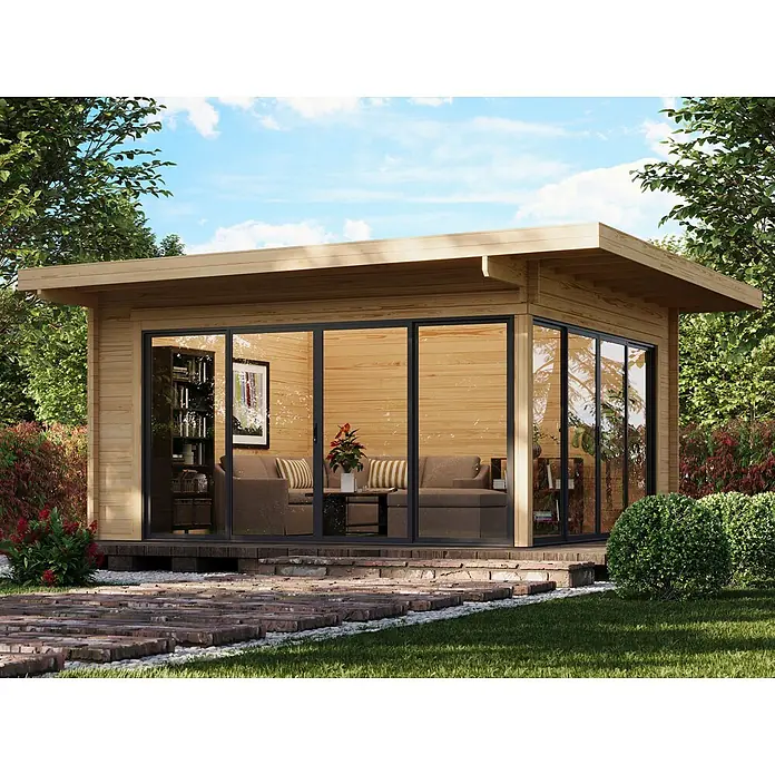 Fjordholz Gartenhaus Office IsoSlide 10 - Außenmaß inkl. Dachüberstand (B x T): 590 x 590 cm, Holz, Farblose Imprägnierung - Heller Holz-Gartenraum mit großen, schwarzgerahmten Glasschiebetüren, die einen Wohnbereich in einer Gartenumgebung zeigen.