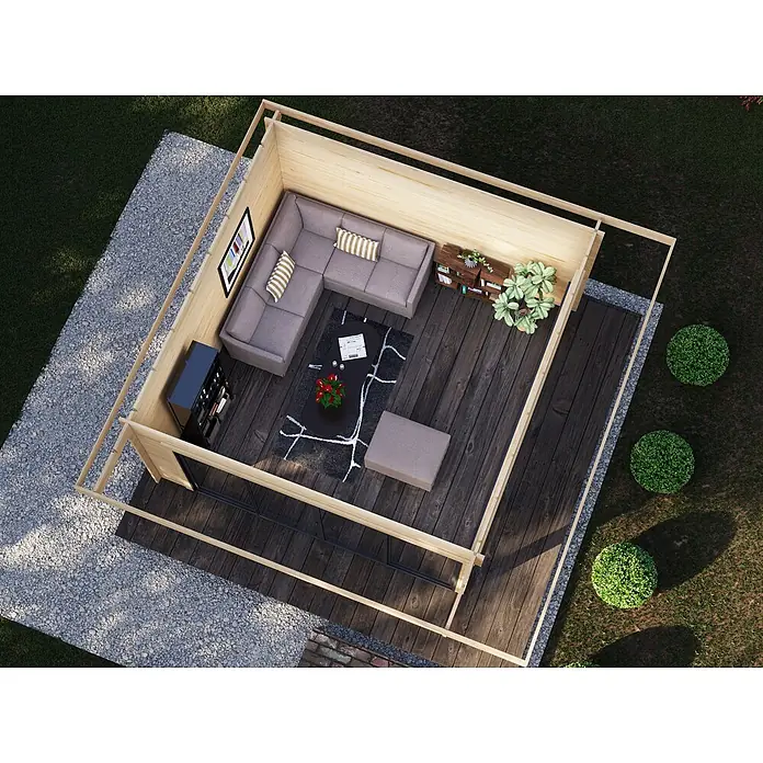 Fjordholz Gartenhaus Office IsoSlide 10 - Außenmaß inkl. Dachüberstand (B x T): 590 x 590 cm, Holz, Farblose Imprägnierung - Ein Holzgartenhaus mit hellen Wänden und dunklem Boden, eingerichtet mit einem grauen L-Sofa und schwarzem Couchtisch.