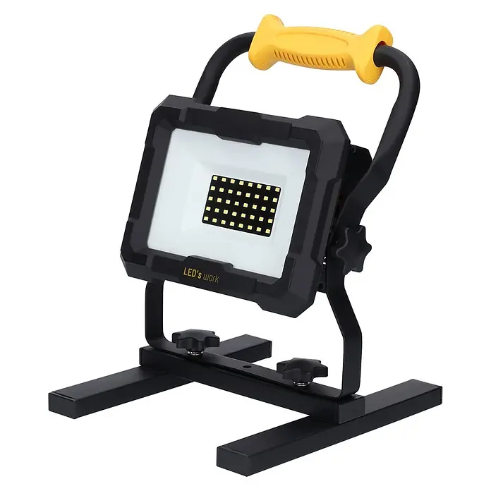 LED's work LED-Strahler für 18 V Akkus - 2.000 lm, 5.000 K, L x B x H: 214 x 220 x 309 mm, IP20 - Robustes, schwarzes, tragbares LED-Arbeitslicht mit gelbem Griff und integriertem Ständer.