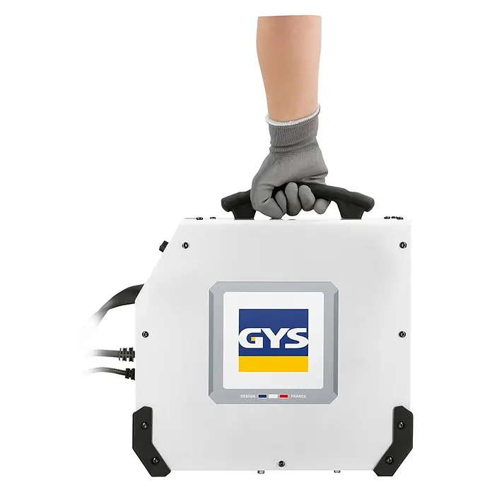 Gys Fülldrahtschweißgerät SMARTMIG 110 - Schweißstrom: 40 A - 110 A, 230 V - Tragbares weißes GYS-Gerät mit schwarzem Griff, gehalten von einer behandschuhten Hand.