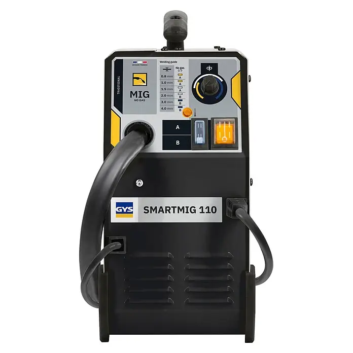 Gys Fülldrahtschweißgerät SMARTMIG 110 - Schweißstrom: 40 A - 110 A, 230 V - GYS SMARTMIG 110 Schweißgerät, schwarz und grau mit gelben Akzenten und Bedienfeld mit Schweißanleitung, Knöpfen und Schaltern, mit angeschlossenen Kabeln.