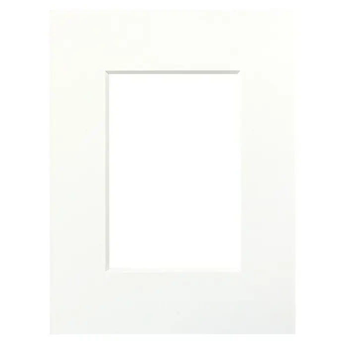 Nielsen Passepartout MSK Natur - Weiß, 18 x 24 cm, Bildformat: 10 x 15 cm - Nahaufnahme einer stilvollen, weißen Küchenschranktür mit einem eingelassenen Paneel, perfekt für moderne Küchenkonzepte.