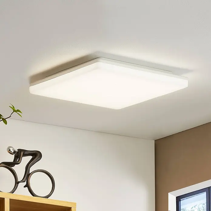 Prios Deckenleuchte Artin - L x B x H: 33 x 33 x 5 cm, weiß / opal - Quadratische weiße LED-Deckenleuchte, beleuchtet einen modernen Raum mit hellem, gleichmäßigem Licht.