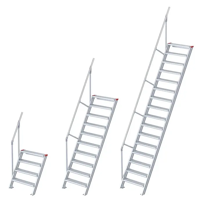 Euroline Außentreppe 510 Treppe 60° 1000mm Stufenbreite 5 Stufen Stahl Gitterrost - Anzahl Steigungen: 5 Stk. - Drei silberfarbene Aluminium-Zugangsleitern mit Geländer, unterschiedlich hoch für verschiedene Plattformebenen.
