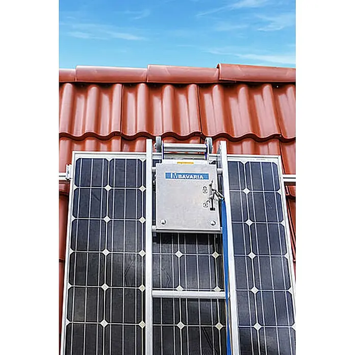 Mauderer Dachleiter Bavaria Wartungsleitern für Photovoltaik-Anlagen Leiterlänge 2,0m 7 Spros - Anzahl Tritte: 7 Stk., Belastbarkeit: 150 kg, Aluminium - Silbernes Solarmodul-Liftsystem auf einem roten Ziegeldach, das Solarmodule transportiert oder positioniert.