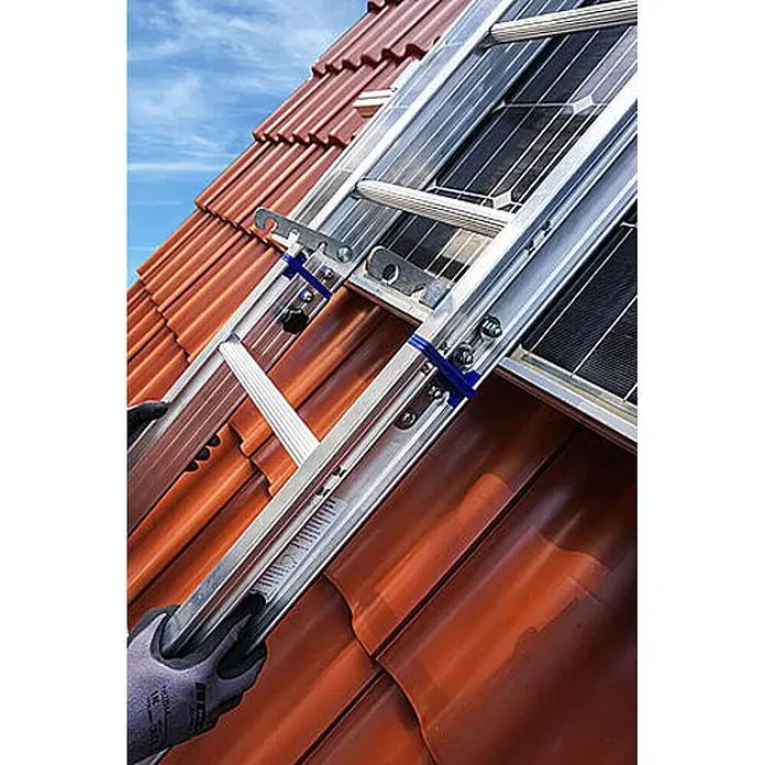 Mauderer Dachleiter Bavaria Wartungsleitern für Photovoltaik-Anlagen Leiterlänge 2,0m 7 Spros - Anzahl Tritte: 7 Stk., Belastbarkeit: 150 kg, Aluminium - Metall-Dachleiter für Solarpaneel-Installation auf einem Terrakotta-Ziegeldach, von behandschuhter Hand gehalten.