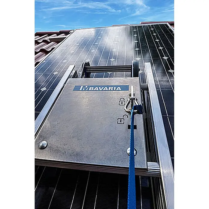 Mauderer Dachleiter Bavaria Wartungsleitern für Photovoltaik-Anlagen Leiterlänge 2,0m 7 Spros - Anzahl Tritte: 7 Stk., Belastbarkeit: 150 kg, Aluminium - INBAVARIA Solarmodul-Aufzug, eine metallische Plattform mit Rädern und blauem Gurt, auf einem Dach zwischen Solarmodulen positioniert.
