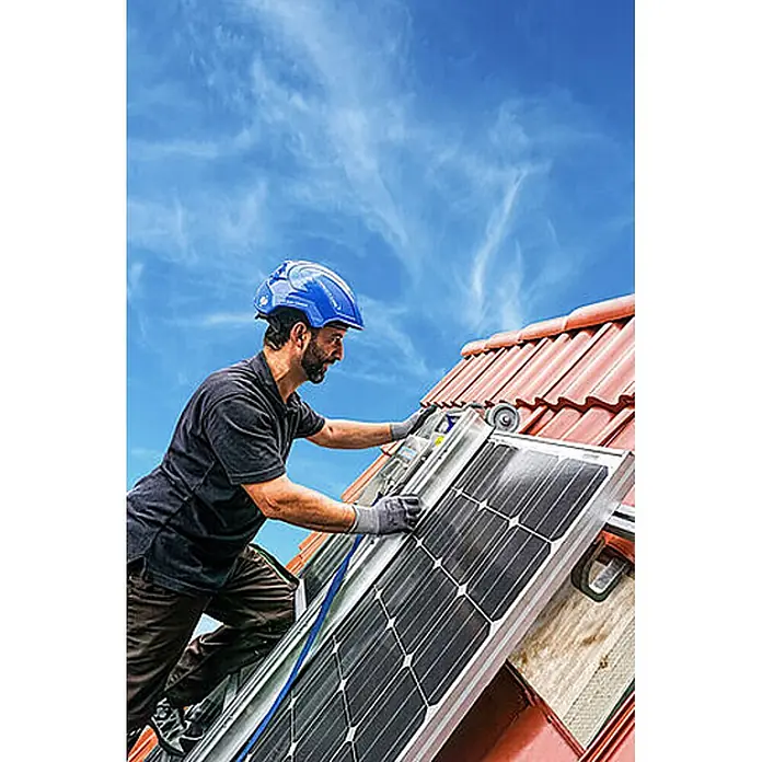 Mauderer Dachleiter Bavaria Wartungsleitern für Photovoltaik-Anlagen Leiterlänge 2,0m 7 Spros - Anzahl Tritte: 7 Stk., Belastbarkeit: 150 kg, Aluminium - Monteur mit blauem Helm installiert schwarzes Solarpanel auf rotem Ziegeldach.
