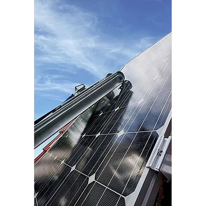 Mauderer Dachleiter Bavaria Wartungsleitern für Photovoltaik-Anlagen Leiterlänge 2,0m 7 Spros - Anzahl Tritte: 7 Stk., Belastbarkeit: 150 kg, Aluminium - Metallisches Solarpanel-Reinigungsgerät auf einem schrägen Dach mit Solarmodulen, unter blauem Himmel.