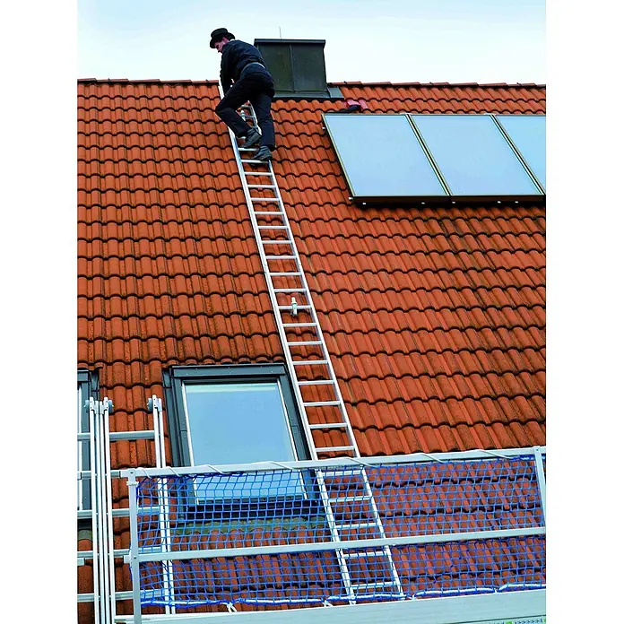 Mauderer Dachleiter Bavaria Aluminium Dachauflegeleiter 995 mit spezieller Dreikantsprossenkont - Anzahl Tritte: 7 Stk., Belastbarkeit: 150 kg, Aluminium - Person steigt auf silberner Dachleiter auf Ziegeldach.