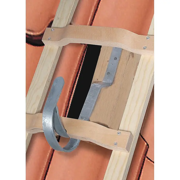 Euroline Dachleiter Holz Dachdeckerleiter 10 Sprossen - Anzahl Tritte: 10 Stk., Holz - Holz-Dachleitersegment mit Metallhaken und -halterung, sicher auf orangefarbenen Dachziegeln platziert.