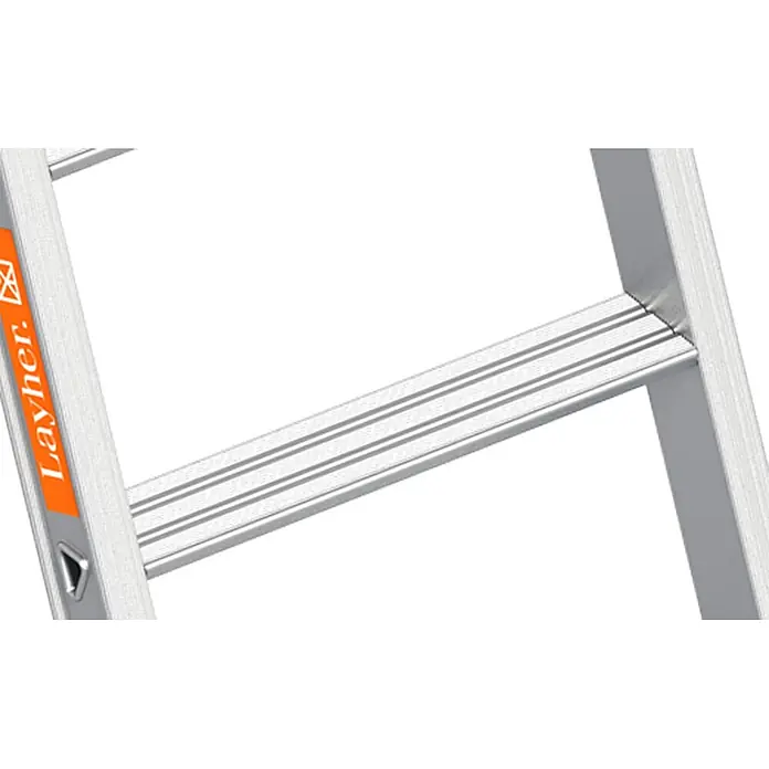 Layher Anlegeleiter Topic 1042 Stufenanlegeleiter 6 Stufen - Anzahl Tritte: 6 Stk., Arbeitshöhe: 2.650 m, Aluminium - Nahaufnahme einer silbernen Aluminiumleiterstufe mit Anti-Rutsch-Rillen und teilweise sichtbarem Holm mit orangefarbenem 'Layher'-Markenetikett.