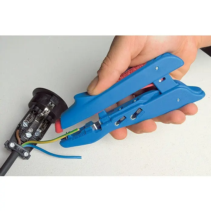 Weicon Duo-Crimp No. 300 - Länge: 160 mm - Eine blaue Abisolierzange mit einem roten Griff, die ein gelb-grünes Kabel abisoliert, neben einem Stecker auf einer weißen Oberfläche.