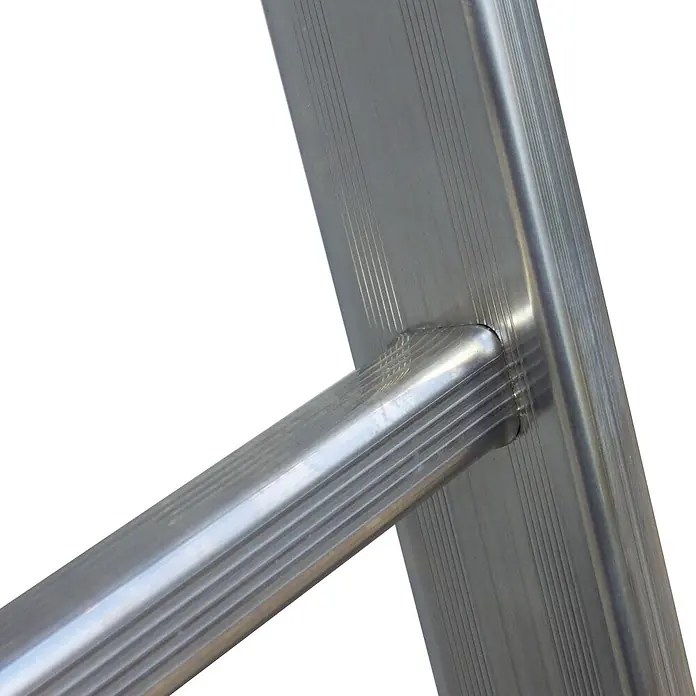 Facal Mehrzweckleiter Mehrzweckleiter STILO S100 2x7 Sprossen - Anzahl Tritte: 7 Stk., Arbeitshöhe: 4.040 m, Aluminium - Nahaufnahme einer silbernen Aluminiumleiter-Sprosse, die mit einem Seitenholm verbunden ist.