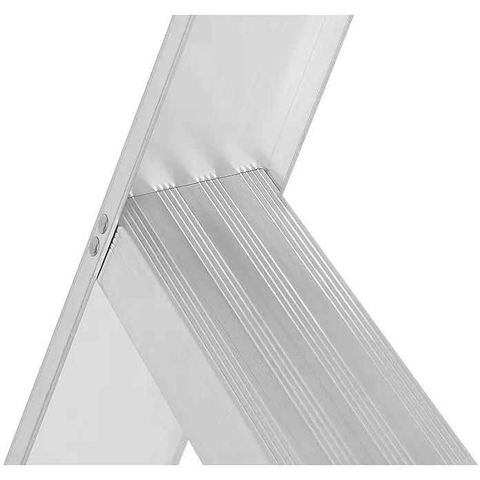 Hymer Anlegeleiter Stufenanlegeleiter mit 8-fach vollvernieteter Stufen 8 Stufen - Anzahl Tritte: 8 Stk., Arbeitshöhe: 3.140 m, Aluminium - Nahaufnahme einer silbernen Aluminiumleiter mit geriffelten Stufen, die mit Nieten am Rahmen befestigt sind.