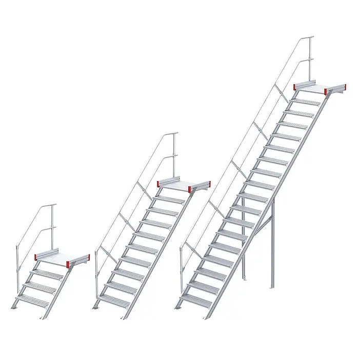 Euroline Treppenpodest 511 Podesttreppe 45° 600mm Stufenbreite 7 Stufen Stahl Gitterrost -  - Drei modulare silbergraue Aluminium-Zugangstreppen unterschiedlicher Länge, jeweils mit Geländern und einer oberen Plattform.