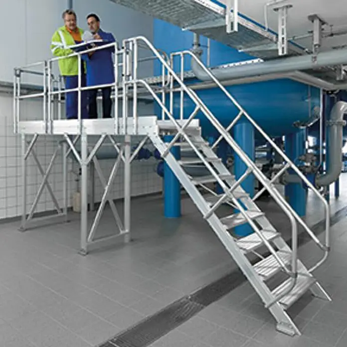 Munk Außentreppe Treppen-Modul 1460mm Plattformoberkante Aluminium geriffelt 7 Stufen - 80 cm, Anzahl Steigungen: 7 Stk. - Silberne Aluminium-Industriezugangsplattform mit Treppe, von zwei Männern genutzt.