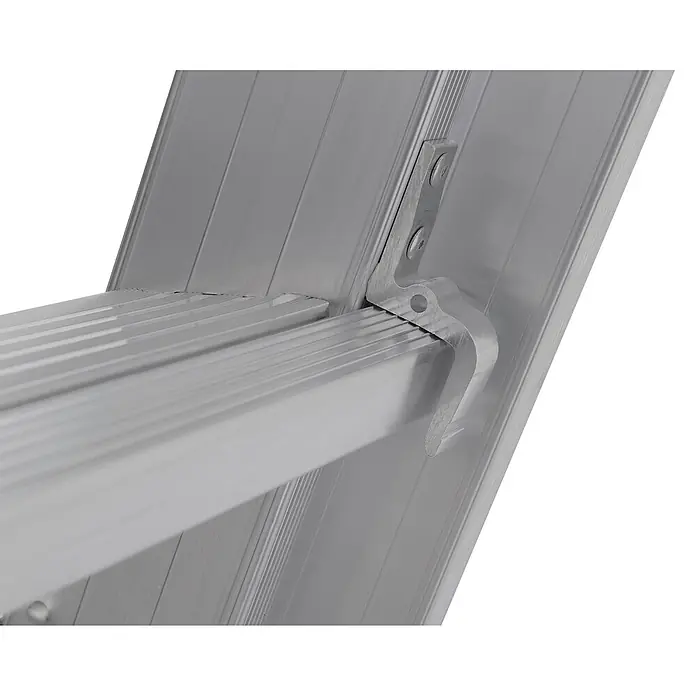 Hymer Anlegeleiter Stufenschiebeleiter 8 Stufen - Anzahl Tritte: 8 Stk., Arbeitshöhe: 4.780 m, Aluminium - Nahaufnahme eines silbernen Metall-Leiterscharniers und Verriegelungsmechanismus, der zwei Abschnitte verbindet.