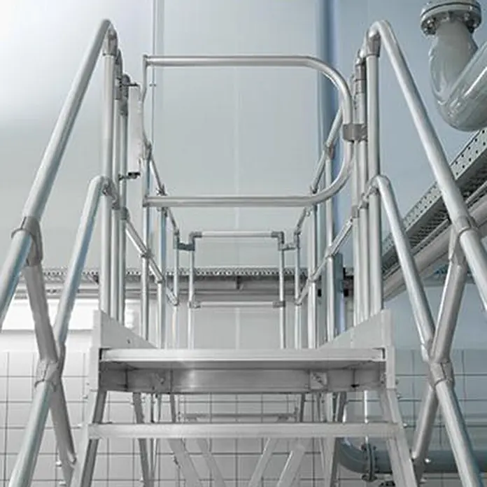 Munk Außentreppe Treppen-Modul 1460mm Plattformoberkante Aluminium geriffelt 7 Stufen - 80 cm, Anzahl Steigungen: 7 Stk. - Modulare Zugangsleiter aus silbernem Aluminium mit Stufen, Geländer und selbstschließender Tür für den industriellen Einsatz.