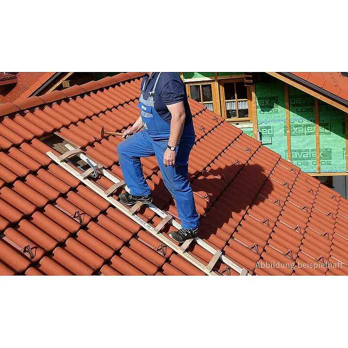 Mauderer Dachleiter Bavaria Holz Dachauflegeleiter 595 mit geschweiften Sprossen für sicheren - Anzahl Tritte: 10 Stk., Belastbarkeit: 150 kg, Holz - Hölzerne Dachleiter mit Metallsprossen, die von einer Person zum sicheren Besteigen eines roten Ziegeldachs verwendet wird.