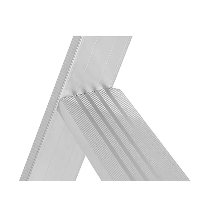 Hymer Anlegeleiter Stufenanlegeleiter verbördelt 8 Stufen - Anzahl Tritte: 8 Stk., Arbeitshöhe: 3.170 m, Aluminium - Nahaufnahme eines silbernen Aluminiumleitergelenks mit strukturierten Sprossen.