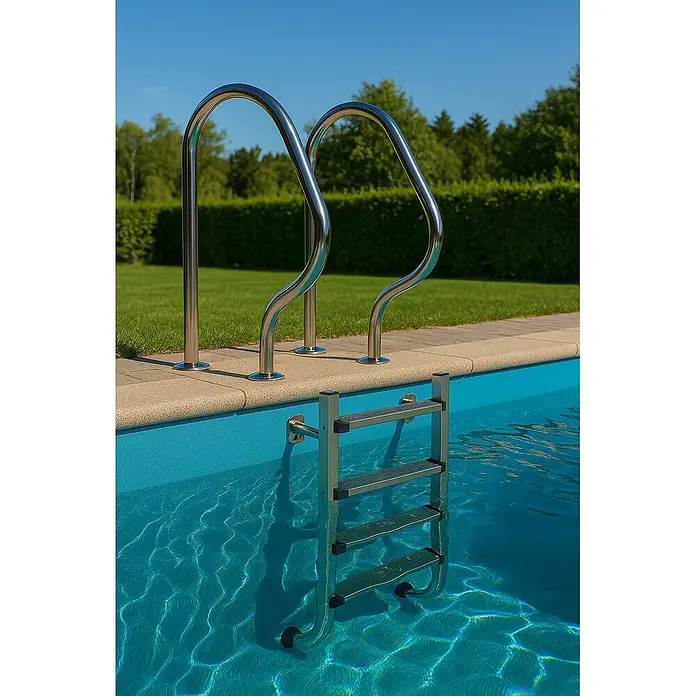 Ideal Eichenwald Anlegeleiter Poolleiter Modell 04 Tina geteilt Griffbogen Typ 150R mit Rosetten - Belastbarkeit: 120 kg, Edelstahl - Edelstahl-Poolleiter mit rutschfesten Stufen und passenden Handläufen in einem Außenpool.