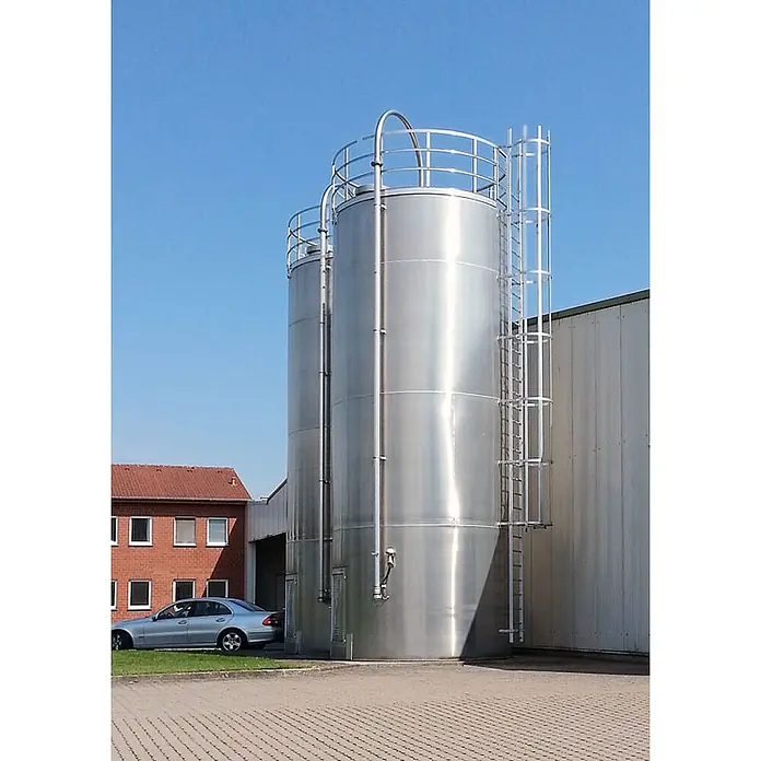 Euroline Anlegeleiter Steigleiter Aluminium blank SH 13,44m PG1 - Aluminium - Zwei große, glänzende Edelstahlsilos mit Leitern und Geländern für die Industrielagerung.