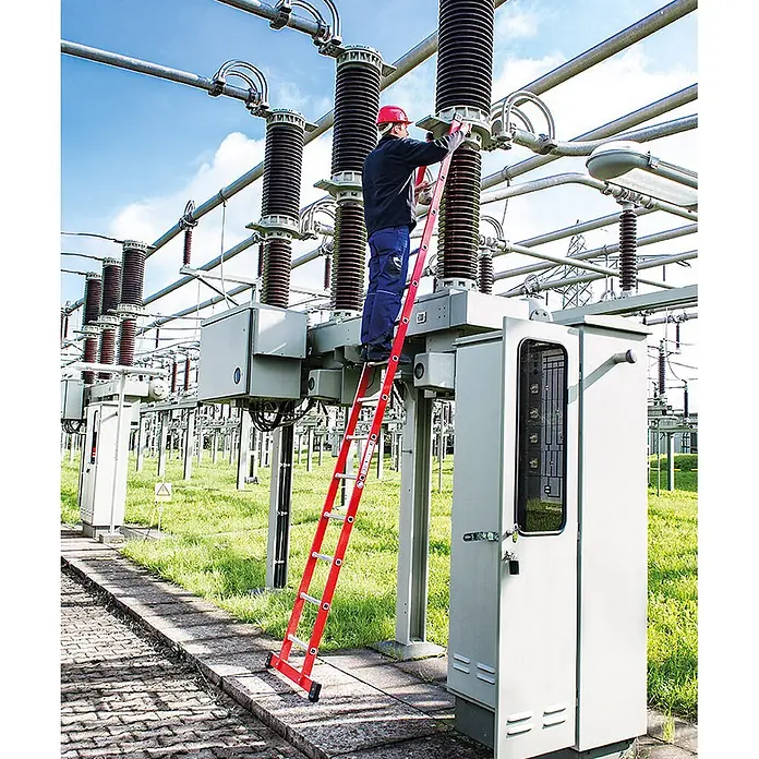 Munk Anlegeleiter Kunststoff-Anlegeleiter 8 Sprossen - Anzahl Tritte: 8 Stk., Arbeitshöhe: 3.600 m, Kunststoff - Rote Fiberglasleiter, von einem Arbeiter für Hochspannungsanlagen in einer Umspannstation verwendet.