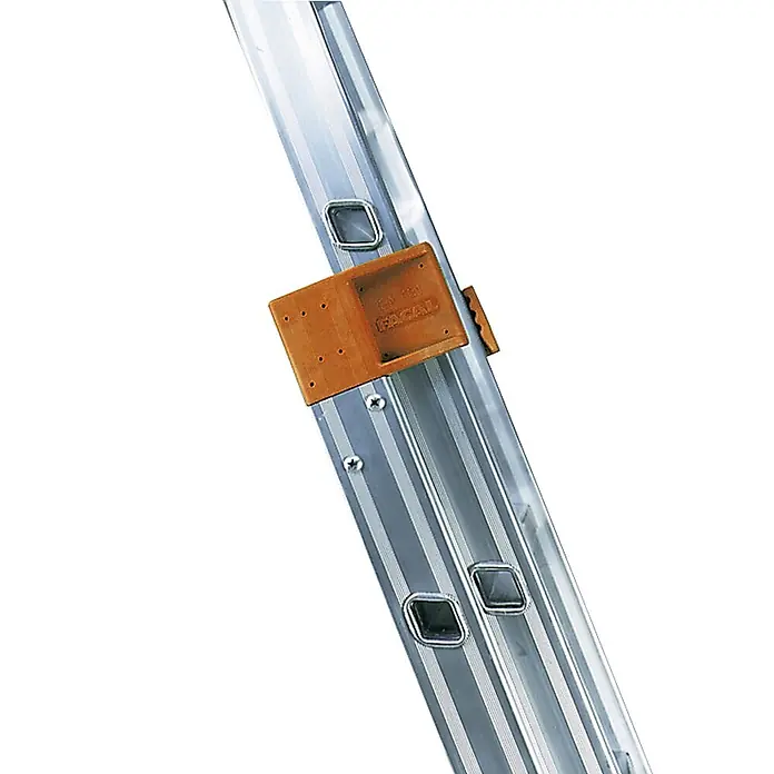 Facal Anlegeleiter Anlegeleiter S300 GENIA/S 11 Sprossen - Anzahl Tritte: 11 Stk., Arbeitshöhe: 4.450 m, Aluminium - Braunes hölzernes Leiterzubehör mit 'FACAL'-Logo, an einer Aluminiumleiterholm befestigt.