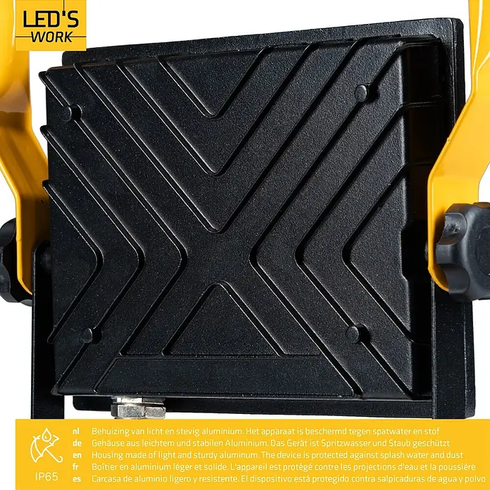 LED's work LED-Arbeitsleuchte - L x B x H: 18 x 21 x 28 cm, 4.200 lm, Lichtfarbe: Neutralweiß, Netzbetrieben, IP65 - Schwarzer LED-Arbeitsscheinwerfer aus Aluminium mit strukturierter Oberfläche und gelbem Halter, spritzwasser- und staubgeschützt.