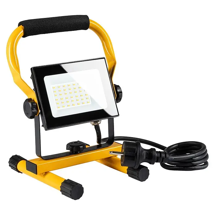 LED's work LED-Arbeitsleuchte - L x B x H: 18 x 18 x 24 cm, 2.700 lm, Lichtfarbe: Neutralweiß, Netzbetrieben, IP65 - Gelber tragbarer LED-Arbeitsscheinwerfer mit schwarzem Ständer, Griff und Netzkabel, mit hellem LED-Panel.