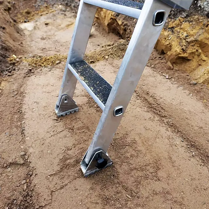 Munk Anlegeleiter Stufen-Baugrubenleiter 2,25m mit 4 Stufen mit Handlauf - Anzahl Tritte: 4 Stk., Arbeitshöhe: 3.050 m, Aluminium - Silberne Aluminiumleiter mit rutschfesten Stufen, deren Spikes im weichen Erdreich stecken.