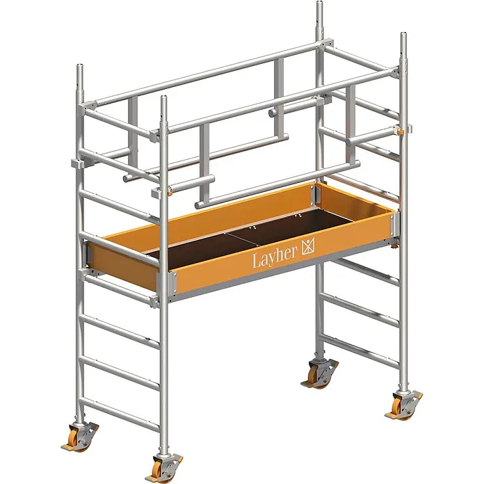 Layher Rollgerüst Rollgerüst Uni Leicht P2 Safety Plus mit Doppelgeländer 3,11m AH - Arbeitshöhe: 3.110 m - Mobiles Aluminium-Fahrgerüst mit oranger Plattform und Rollen.