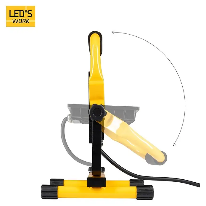 LED's work LED-Arbeitsleuchte - L x B x H: 18 x 21 x 28 cm, 4.200 lm, Lichtfarbe: Neutralweiß, Netzbetrieben, IP65 - Gelb-schwarzer LED-Arbeitsscheinwerfer auf Ständer, zeigt seinen schwenkbaren Kopf.