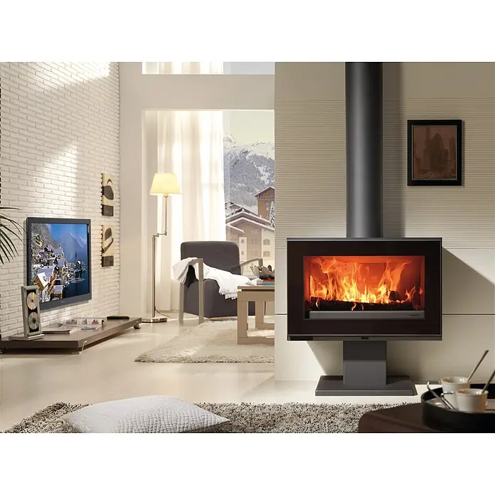 Panadero Kaminofen MAJA-S - 7,2 kW, Material Verkleidung: Stahl, Schwarz Metallic - Moderner schwarzer freistehender Holzofen mit Glastür, Flammen sichtbar, in gemütlichem Wohnzimmerambiente.
