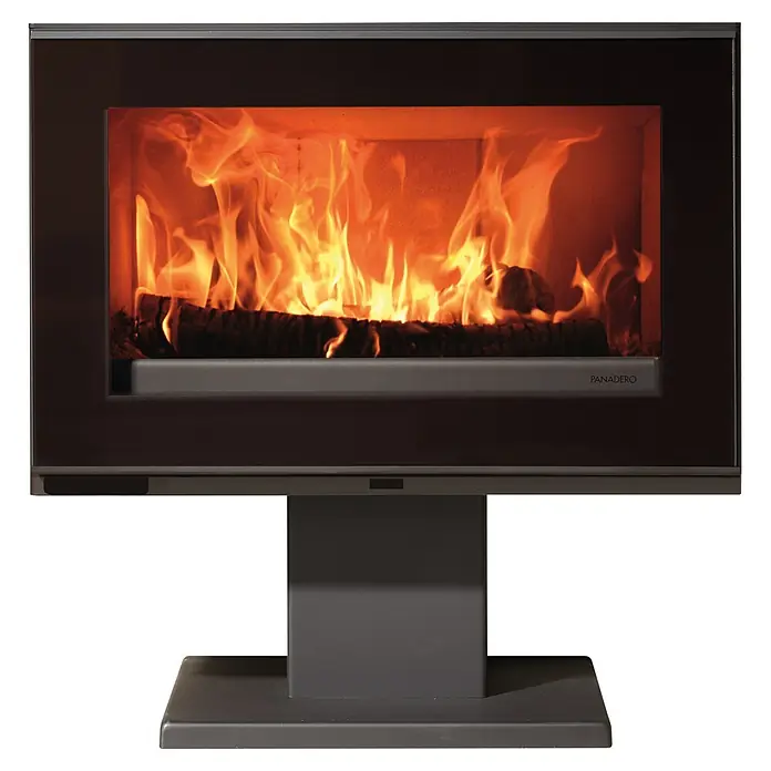 Panadero Kaminofen MAJA-S - 7,2 kW, Material Verkleidung: Stahl, Schwarz Metallic - Freistehender dunkelgrauer Holzofen mit Glastür, mit lodernden Flammen und Holzscheiten.