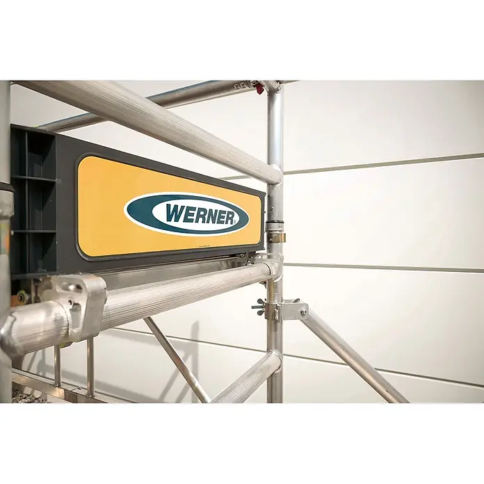 Werner Rollgerüst Klappgerüst Tower 3T nach DIN Norm EN 1004-1 AH 7,55m - Arbeitshöhe: 7.550 m, Belastbarkeit Plattform: 216 kg - Werner-gekennzeichnete gelbe und graue Gerüstplattform, in eine Aluminiumgerüststruktur integriert.