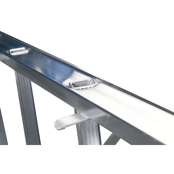 Iller Leiter Anlegeleiter Sprossen Anlege in hochwertiger Industriequalität 8 Sprossen - Anzahl Tritte: 8 Stk., Arbeitshöhe: 3.300 m, Aluminium - Nahaufnahme einer silbernen Aluminium-Leiterschiene mit integrierter Sprosse und oberer Verschlusskappe.