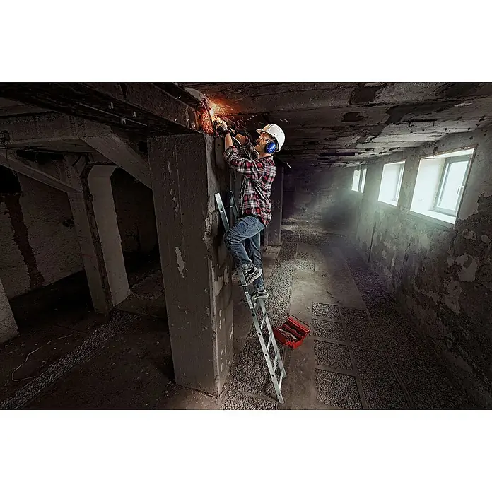 Werner Anlegeleiter Sprossenanlegeleiter 11 Stufen - Anzahl Tritte: 11 Stk., Arbeitshöhe: 4.050 m, Aluminium - Mann auf silberner Leiter in Baustelle, bedient Winkelschleifer.